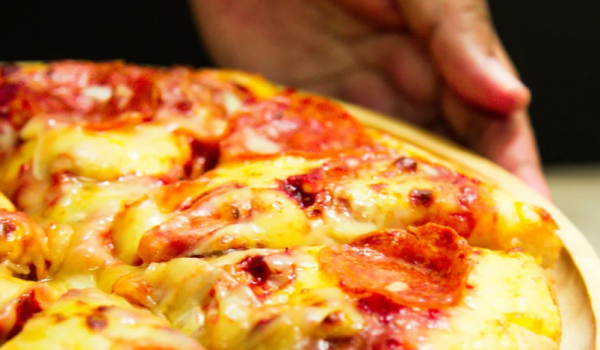 Delegado preso por suspeita de desvios pediu pizza e manteve rotina irregular na prisão, aponta MP