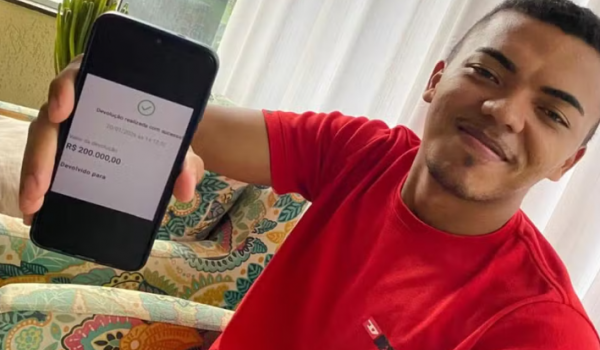 Estudante que devolveu PIX de R$ 200 mil consegue emprego após repercussão do caso