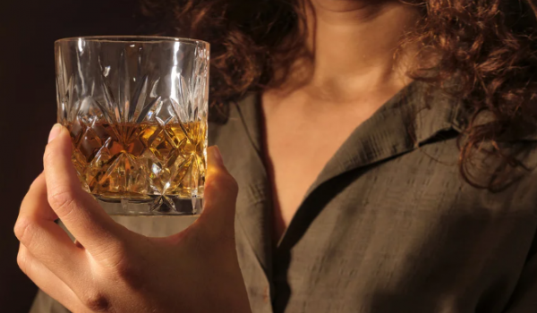 Jovens reduzem consumo de álcool, mas especialistas alertam para troca por outras substâncias