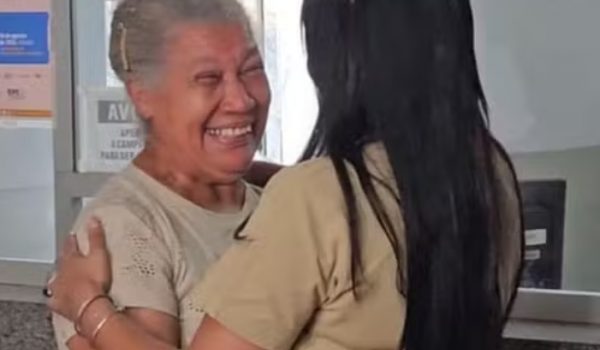Mulher reencontra a mãe biológica em Goiânia após mais de 40 anos de separação