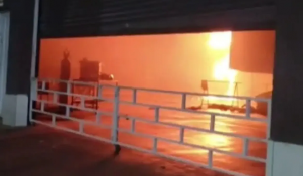 Incêndio destrói galpão de ônibus e equipamentos de shows em Goiânia