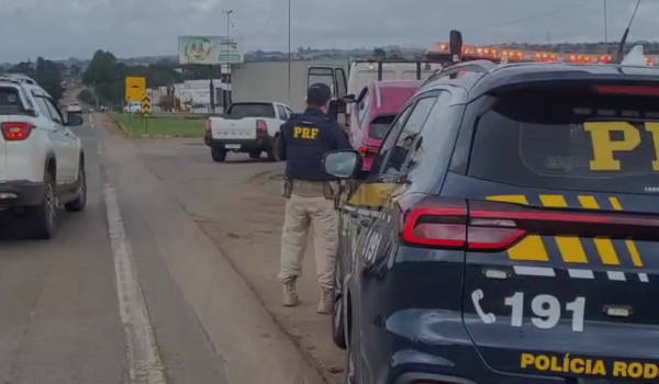 PRF apreende veículo com inúmeras infrações na BR-060