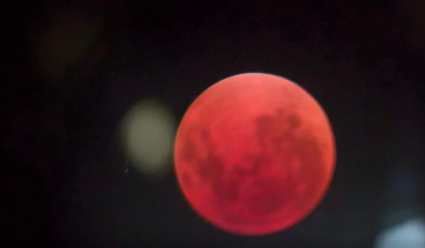 Eclipse lunar total poderá tingir Lua de vermelho
