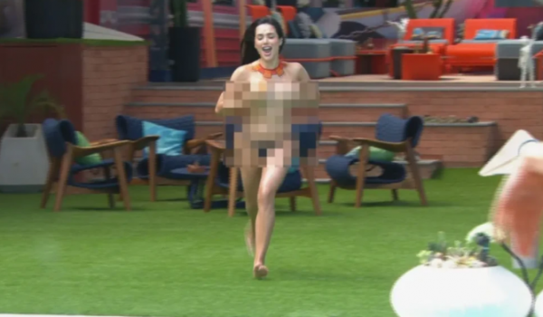 Jordana cumpre promessa e pula sem biquíni na piscina do BBB