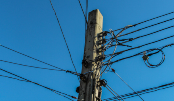 Trabalhador morre após choque elétrico em poste na BR-040