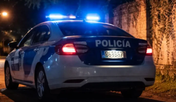 Policial é expulso após ato íntimo em viatura na rua