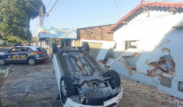 Motorista embriagado capota carro e invade casa em Goiânia