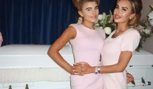 Influencer é criticada por fotos no velório da filha