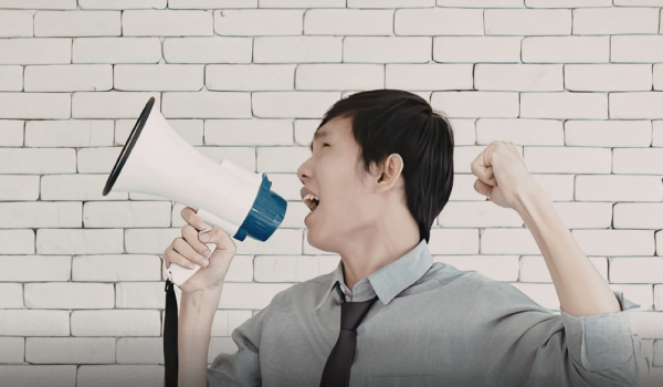 Por que algumas pessoas falam alto? Psicologia explica