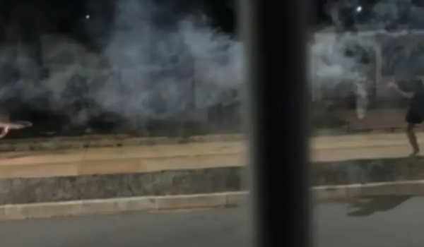 Jovens fazem guerra com fogos e um fica ferido em Goiânia