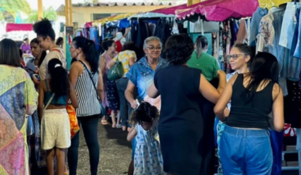 Feira Cabide Rosa reúne 40 brechós e adoção de pets