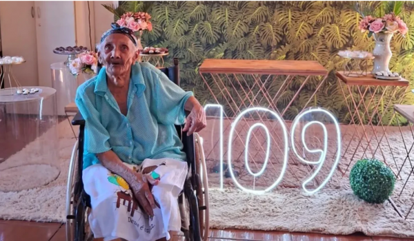 Idosa de 109 anos reúne quatro gerações em festa