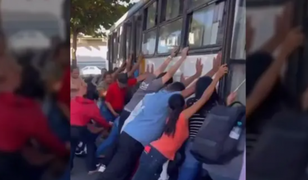 Motociclista fica sob ônibus e é salvo por populares em GO