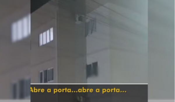 Pai deixa filhos sozinhos e crianças pedem socorro pela janela