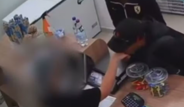 Assaltante rouba sorveteria e beija funcionária durante crime em Cidade Ocidental