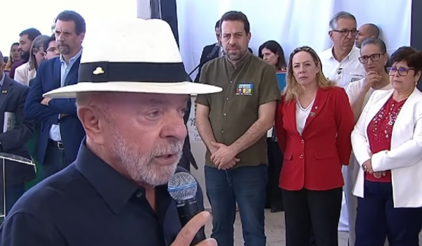 Lula chama Flávio Bolsonaro de imbecil e traidor da pátria