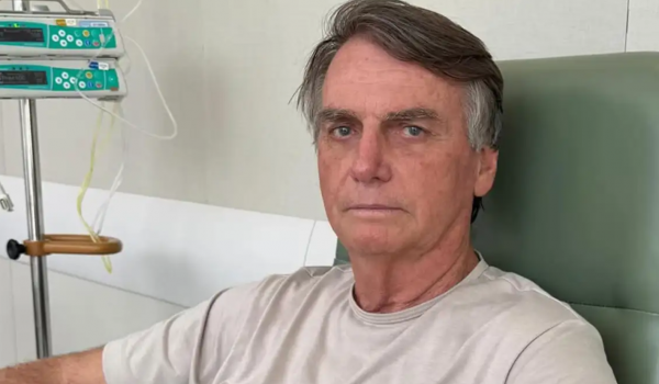 Boletim médico aponta soluços persistentes e fadiga de Bolsonaro
