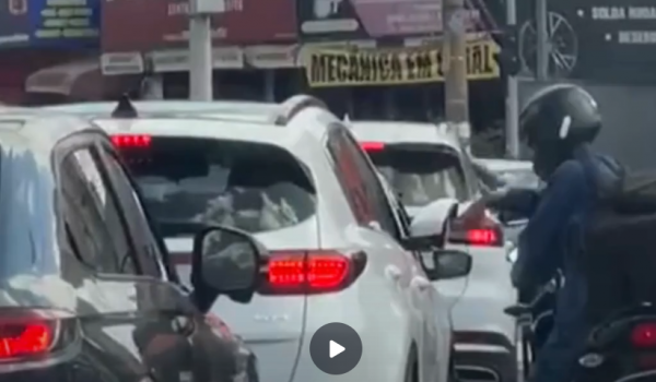 Motociclista persegue carro e danifica veículo durante briga no trânsito