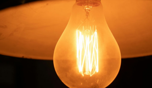 Mais de 227 mil famílias em Goiás correm risco de perder desconto na conta de luz