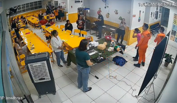 Vídeo flagra ação rápida de bombeiros que salvaram servidora engasgada em Acreúna