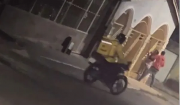 Entregador e jovem interrompem agressão e ajudam a conter homem em Aparecida de Goiânia