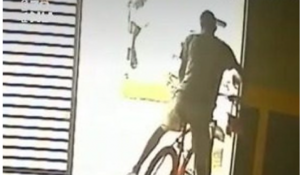 Homem espera 50 minutos e invade condomínio para furtar bicicleta em Goiânia