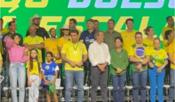 Após caminhada de 21 km, Flávio Bolsonaro lança pré-candidaturas do PL em Goiás