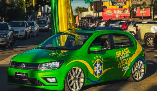 'Carro do hexa' chama atenção e vira atração durante a Copa em Goiás