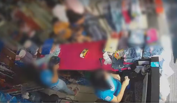 Câmera registra vendedora colocando dinheiro do caixa no bolso em loja de Goiânia
