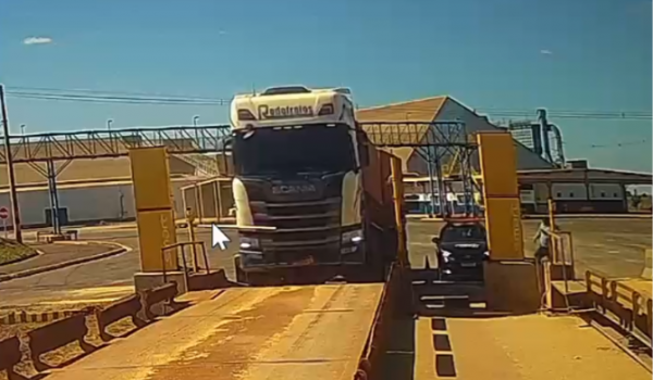 Caminhoneiro embriagado invade empresa com carreta e acaba preso em Rio Verde
