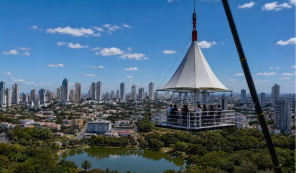 Bar suspenso a 40 metros de altura chega a Goiânia por cinco dias
