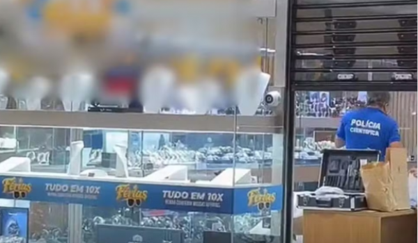 Criminosos invadem joalheria em shopping e levam R$ 400 mil em joias