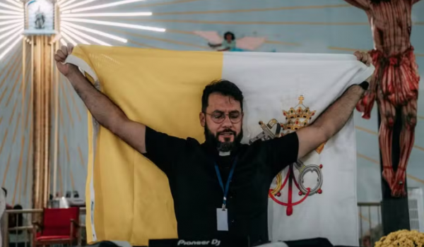 Padre DJ anima romaria em Goiás e surpreende fiéis em vigília