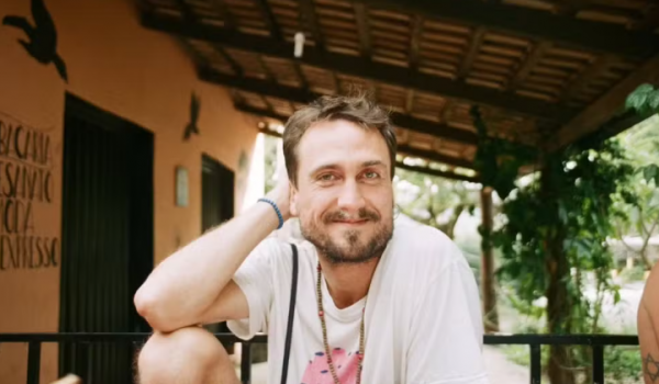 Ator troca novelas por ônibus e vida simples em Goiás