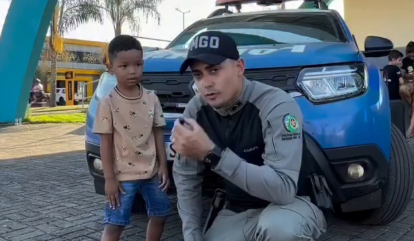 Criança acena para PM e denuncia o próprio tio após empurrão