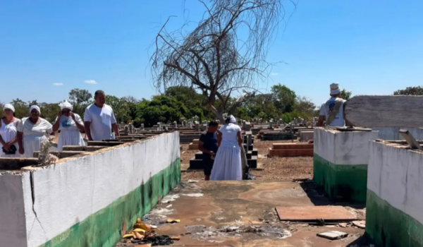 Dezenas de filhos de santo se reúnem para limpar cemitério em Luziânia