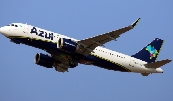 Azul é condenada a pagar R$ 10 mil a adolescente