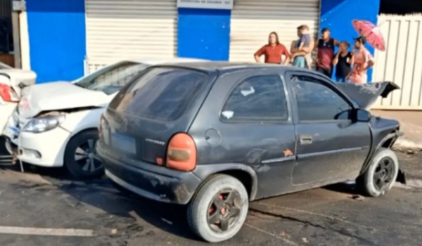 Motorista embriagado bate em dois carros em Aparecida