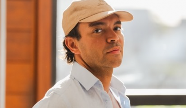 Thiago Brava estreia no teatro com show de humor em Goiânia