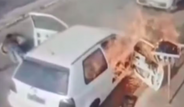 Homem sai se arrastando de carro após veículo pegar fogo em Cezarina