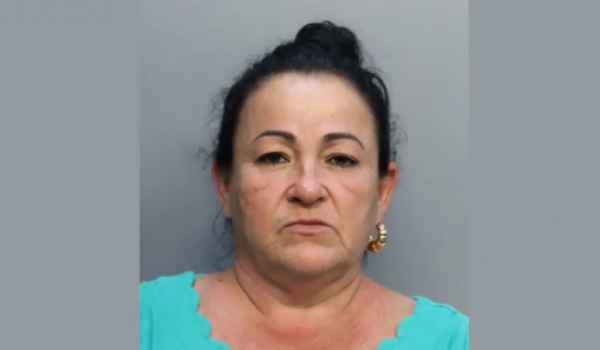 Mulher é presa após jogar balde de fezes em vizinha