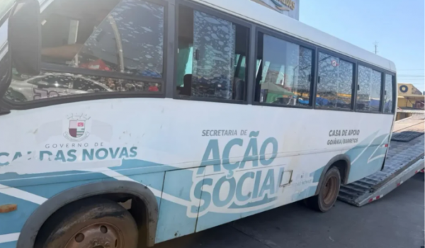 Bêbado, homem furta micro-ônibus para buscar amigos usuários de drogas