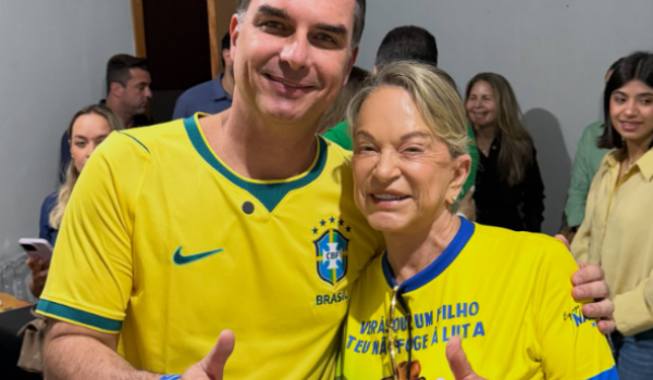 Flávio Bolsonaro declara apoio a Magda Mofatto em Goiás