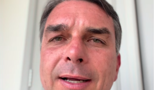 Flávio Bolsonaro teria viajado aos EUA após ordem sobre passaportes