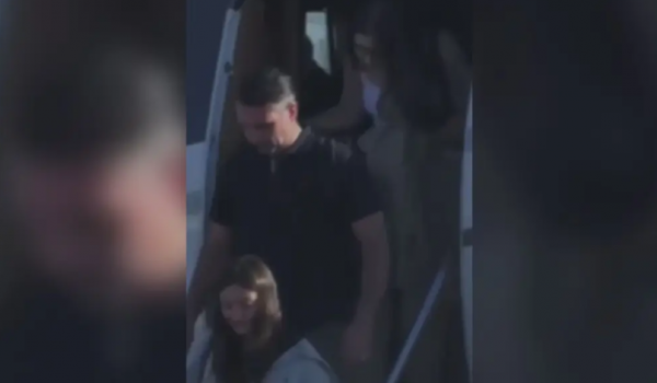  Flávio Bolsonaro chega a Miami com a família após deixar o Brasil