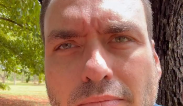 Carlos Bolsonaro relata pedido de desculpas ao pai durante visita