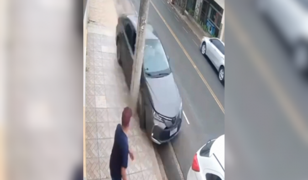 Carro desgovernado atinge poste e quase atropela pedestre no interior de SP