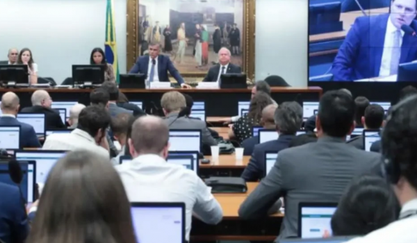 Fim da escala 6x1 avança na Câmara e propostas para reduzir jornada ganham força
