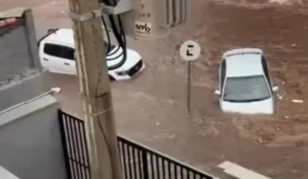 Chuva forte causa estragos e morte de adolescente, em Goiânia