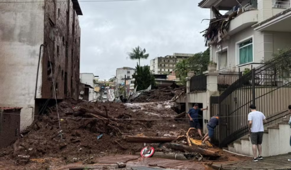 Chuvas deixam ao menos 14 mortos e mais de 400 desabrigados em Juiz de Fora
